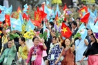 タン・ロン（Thang Long）－ハノイ１０００年大記念祭のカラフルな旗と花