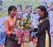 Ngo Thi Thanh Hang, Deputy Chairwoman of the Hanoi People’s Committee hands over the certificate of “The Project to celebrate the 1,000th anniversary of Thang Long Hanoi” to painter Nguyen Thu Thuy who developed the idea and made great contributions during the construction of the mosaic.