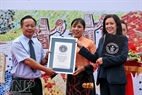Beatriz Fernandez, the International Licensing Manager of Guinness World Records presents a Guinness record certificate for “The Pottery Road along the Red River”.