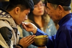 Un pastor distribuye el pan sagrado para los creyentes cristianos.