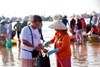 Tourists to Mui Ne like to buy seafood at the wharf.
