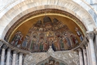ພາບນູນທີ່ສວຍງາມ ເທິງຫຼັງຄາໂບດ Basilica di San Marco.