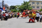 People flock to the streets to enjoy Nghinh Ong Festival. 