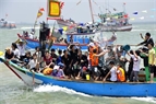 Dân chúng nô nức theo thuyền đi dự ngày hội lớn.