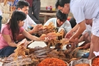 Mỗi ngày làng Nghi Thủy đón hàng ngàn lượt khách đến tham quan và mua bán.