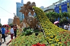The large “Dragon Welcomes Spring” on Nguyen Hue Flower Street.