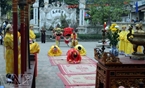 お寺の庭で行われた初春祭の開催の儀式。