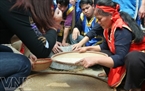 村里妇女筛簸大米做饭。
