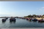 ヌアットレー（Nhat Le）川は釣船の停泊場所である。