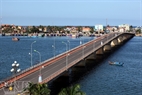 ドンホイ（Dong Hoi）市とバオニン（Bao Ninh）半島をつなぐヌアットレー（Nhat Le）川におけるヌアットレー（Nhat Le）橋。
