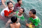 La alegría de los niños al empapar su cuerpo de agua fría.