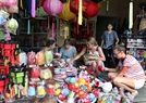 Иностранные туристы покупают фонарики
