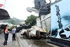 外国游客在越南军事历史博物馆观看B52飞机残骸。