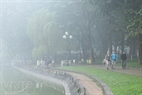 Иностранные туристы весело гуляют в тумане