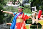 伝統的な踊りを演ずる日本の原宿よさこい連（Harajuku Yosaiko Ren）音楽団のダンサー