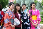 Вьетнамские девушки в традиционной одежде Японии