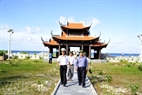 Delegations visit Song Tu Tay Pagoda.