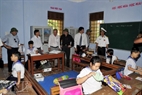 Visiting pupils in Truong Sa Lon Primary School. 
