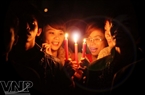 Young people light candles when the city turns off the lights. Photo: Cong Dat