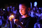 Мальчик принимает участие в акции «Час Земли». Фото: Конг Дат 