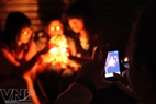 Съемка происходящих событий во время «Часа Земли». Фото: Конг Дат 