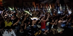 Thousands of candles in the hands of young people in Ho Chi Minh City. Photo: Nguyen Luan