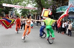 Vietnamese circus artists perform on a street. Photo: Viet Cuong