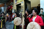 The performance’s stage on the pavement in front of Dong Lac Communal House helps bring Quan ho closer to city dwellers.