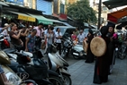 The Quan ho singing performance on the old street draws much attention from the public.
