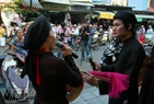 Quan ho singers passionately sing on Hang Dao Street.