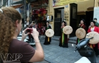 The appearance of Quan ho singers immediately attracts foreign tourists.