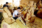 Ở Sơn Đồng mỗi người thợ tùy thuộc vào độ lành nghề sẽ tạc từng bộ phận trên pho tượng. 