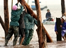 同周乡渔民出物出力，帮助阮文成盖房。