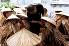 Preparing for the performance of Chuong Village’s conical hats.