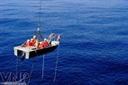 从MV12号船放下高速汽艇以进行水下作业。
