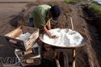 Diêm dân ở Quất Lâm dùng dụng cụ riêng để đong muối. Mối thùng chứa 25 kg muối thành phẩm.
