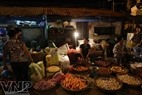 Local people go to the market in the early morning to buy goods at a cheaper price.