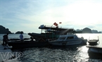 モーターボートは島において島の研究の目的でレウ島から離れた地域にサルを搬送するために使われる唯一の交通手段である。

