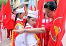 El equipo ceremonial se prepara para la inauguración en la escuela primaria Thai Thinh.