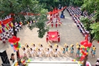 Desfile hacia el patio de la escuela primaria Thai Thinh.