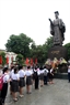 Por la mañana temprano, los profesores y alumnos de la escuela secundaria Nguyen Du ofrecen incienso en el monumento del rey Ly Thai To.