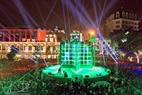 数万河内市民和国际游客涌到八月革命广场参加迎新年2013年倒计时活动。毕山 摄