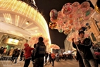 街道上灯光璀璨，簇簇气球炫彩夺目。毕山 摄