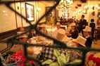 外国游客一家在河内某饭店温馨吃年夜饭迎新年。清江 摄