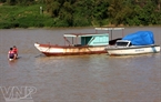 昆贡水文站人员乘铁船作业。