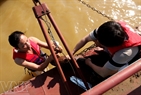船上的绞车把配备洪流强度测定仪的铁鱼放下水。