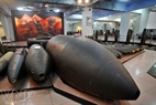 La bombe BLU-82 pèse près de 7 tonnes, aussi connu sous le nom 