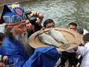 魚はレーマット村の神のために、供えるために、銅の盆に置かれる。 