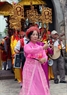 参加丽蜜村会游客有机会观看当地人的传统舞。
