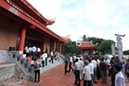 Đoàn thân nhân thăm nhà tưởng niệm Chủ tịch Hồ Chí Minh trên đảo.